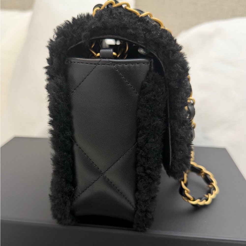 CHANEL Shearling Teddy Lambskin Black Medium Flap Bag - Picture 6 of 16